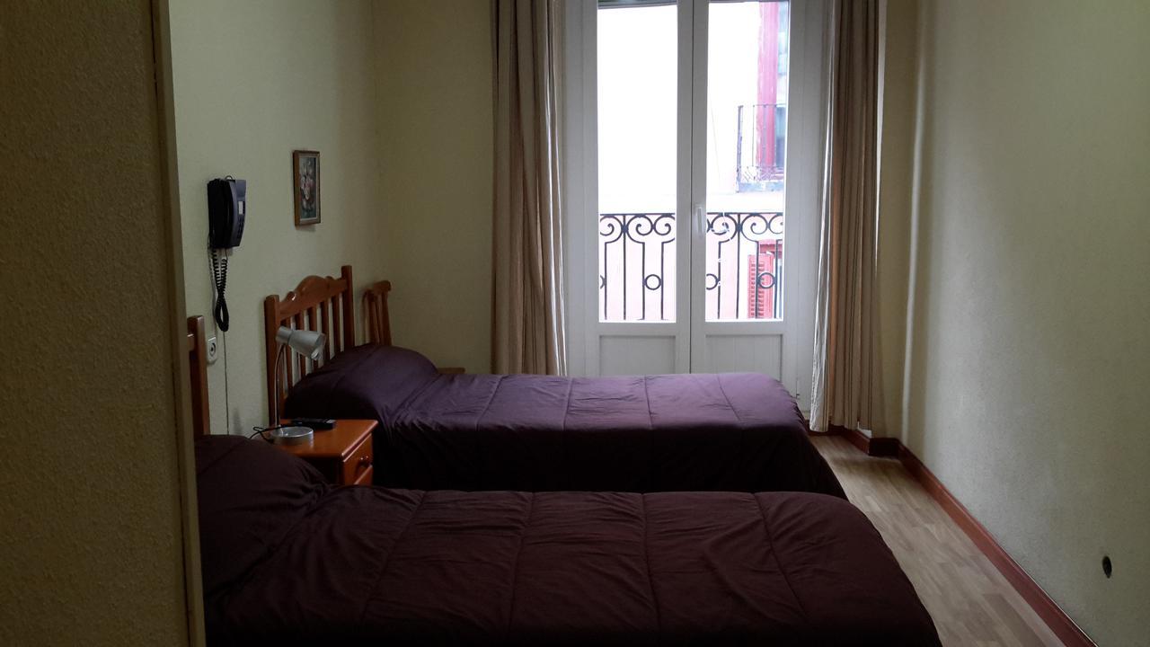 Hostal Rio Parana Madrid Bagian luar foto