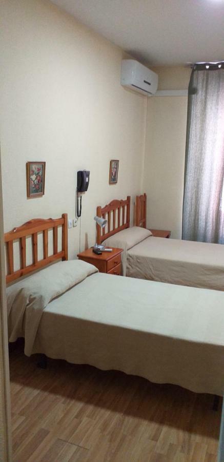 Hostal Rio Parana Madrid Bagian luar foto