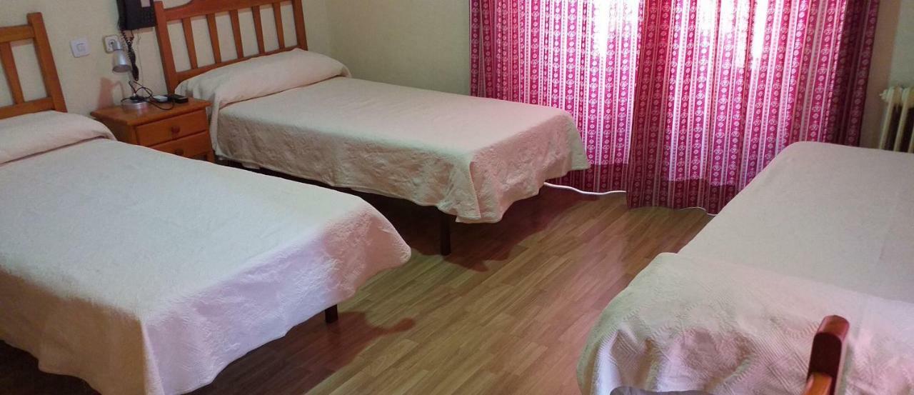Hostal Rio Parana Madrid Bagian luar foto