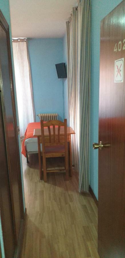 Hostal Rio Parana Madrid Bagian luar foto